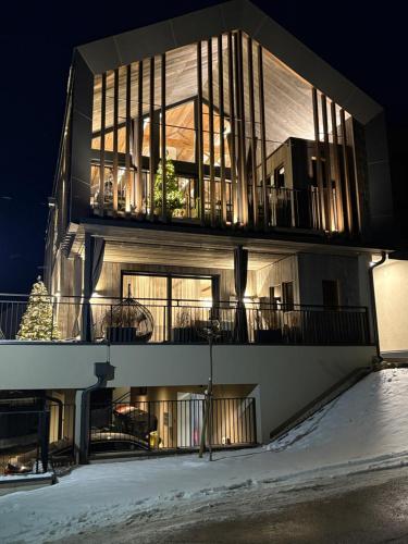 un edificio en la nieve por la noche en Aloha Suite - Schladming Dachstein, en Haus im Ennstal
