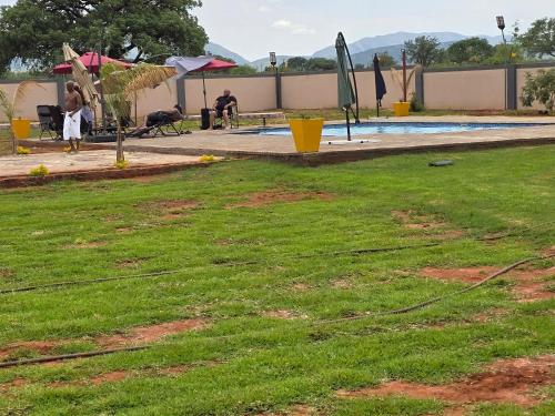 Bazén v ubytování KGADITSE ROAD LODGE nebo v jeho okolí