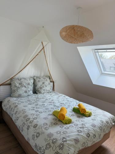 une chambre avec un lit avec deux serviettes dessus dans l'établissement Ty Cocon - havre de paix avec jacuzzi, à Rochefort-en-Terre