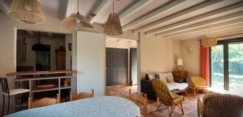 een slaapkamer met een bed en een woonkamer bij L'Escandihado in Saint-Étienne-du-Grès