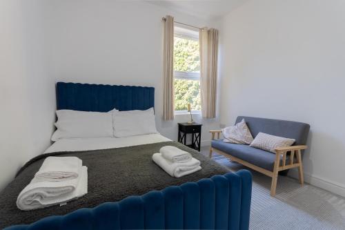 Voodi või voodid majutusasutuse 2 Bedroom Flat in the heart of Southend Sleeps 6 - Pass the Keys toas