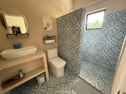 Ένα μπάνιο στο 3 BDR new Apartment in PORT BARTON