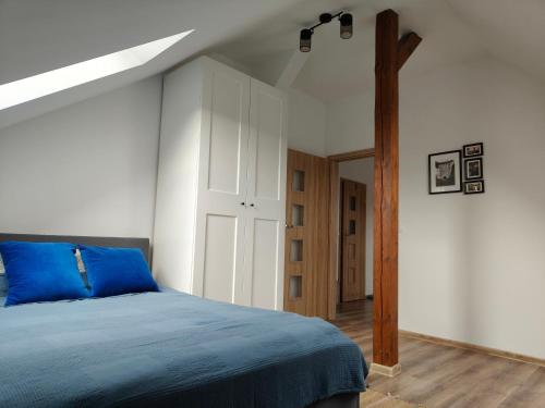 Ένα ή περισσότερα κρεβάτια σε δωμάτιο στο Apartament na Poddaszu