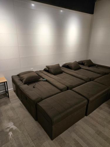 Giường trong phòng chung tại YangGang house Daejeon 2