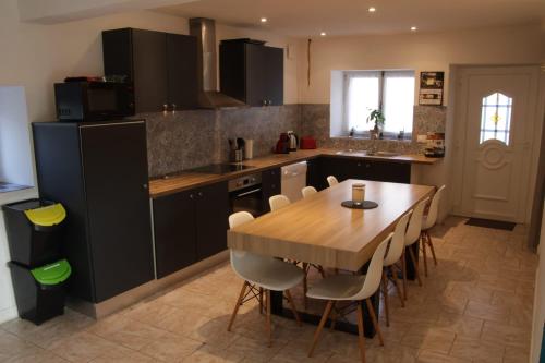 Kuchyň nebo kuchyňský kout v ubytování Maison confortable 8 personnes - 4 chambres