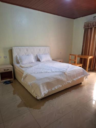 Ένα ή περισσότερα κρεβάτια σε δωμάτιο στο Kigali Great Home