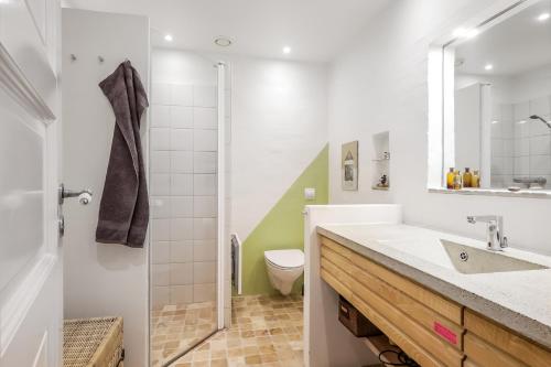 Ένα μπάνιο στο Strandhuset B&B