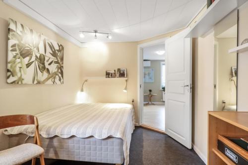 Ένα ή περισσότερα κρεβάτια σε δωμάτιο στο Strandhuset B&B