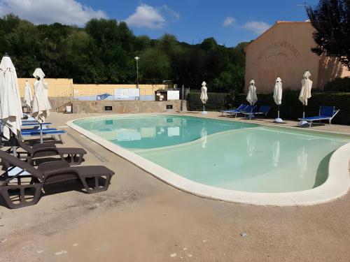 une grande piscine avec des chaises dans l'établissement La casa 3M L, à Santa Maria