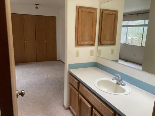 un baño con lavabo y espejo en Private house guest rooms in Bellevue, WA, en Redmond