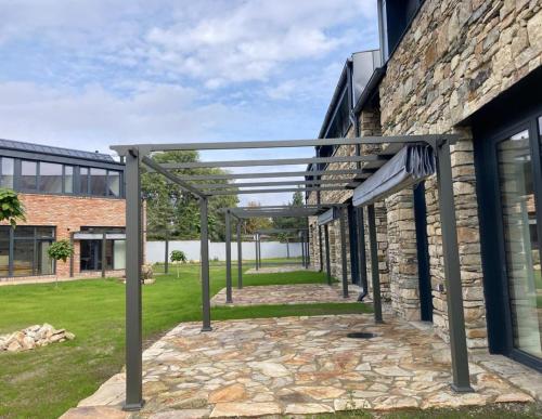 Un edificio de piedra con toldo en el exterior del edificio. en Palace Inn, en Jíloviště