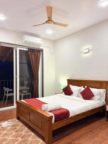 Postel nebo postele na pokoji v ubytování 3 BHK Irene Villa with Jacuzzi pool by Asmeera Stays