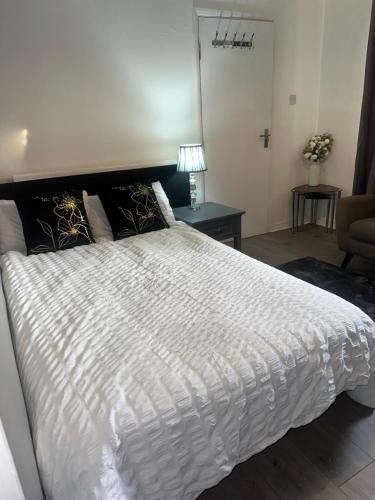 Postel nebo postele na pokoji v ubytování Comfortable Rooms Near Basildon Town Centre