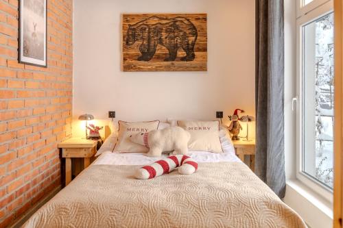 une chambre avec un lit avec un animal en peluche dessus dans l'établissement Domek w Sercu Ustrzyk, à Ustrzyki Dolne