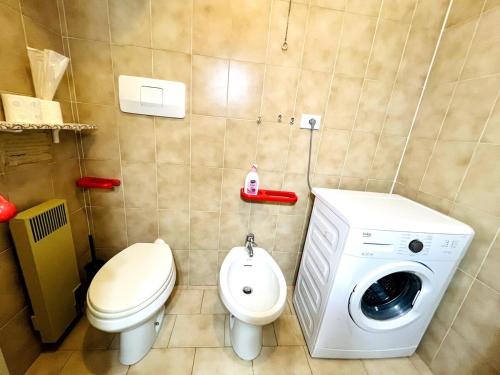 a bathroom with a toilet and a washing machine at Suite Semeria 129 - Sanremo in Sanremo
