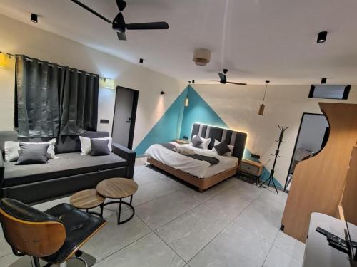 una sala de estar con un sofá y una mesa en The Boho Peach Villa, en Mount Abu