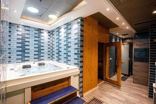 Ένα μπάνιο στο הוטל האוס פתח תקווה