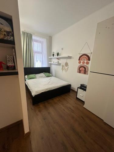 Ένα ή περισσότερα κρεβάτια σε δωμάτιο στο CenterPoint Apartment