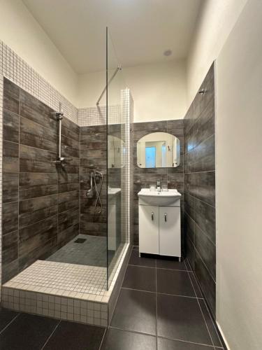 Ένα μπάνιο στο CenterPoint Apartment