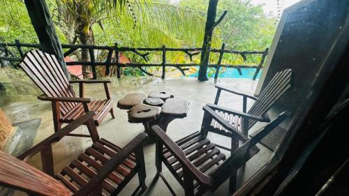 due orsacchiotti seduti su delle sedie su una veranda di The Heritage Resort a Sigiriya