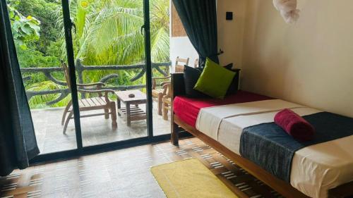 Una cama o camas en una habitación de The Heritage Resort