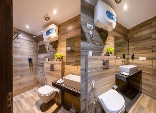 Un baño con dos inodoros y un lavabo. en Hotel Premium Suites Near Delhi Airport, en Nueva Delhi