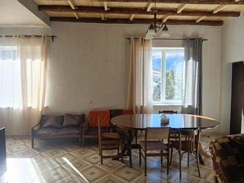 una sala de estar con una mesa, sillas y un sofá en Hankavan HANKA HOME, en Hankavan