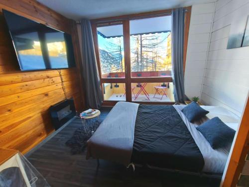 Ένα ή περισσότερα κρεβάτια σε δωμάτιο στο Studio Isola 2000 au Hameau