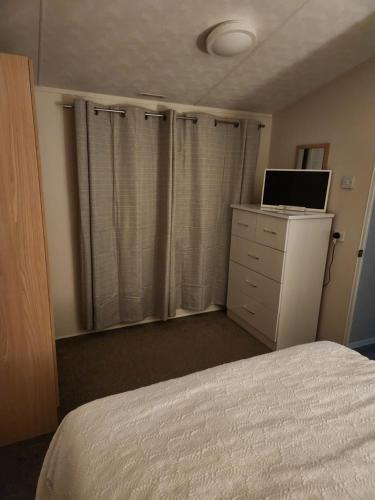 En eller flere senge i et værelse på Sam's Caravan Hire