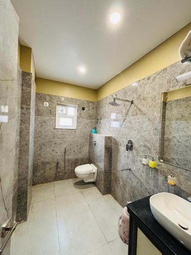 Ένα μπάνιο στο Annapurnq Banquet And Inn