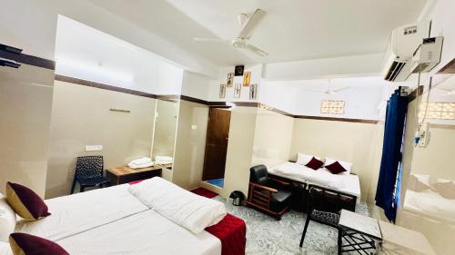 Ένα ή περισσότερα κρεβάτια σε δωμάτιο στο Anbuchakrapani Towers