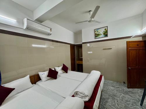 Ένα ή περισσότερα κρεβάτια σε δωμάτιο στο Anbuchakrapani Towers