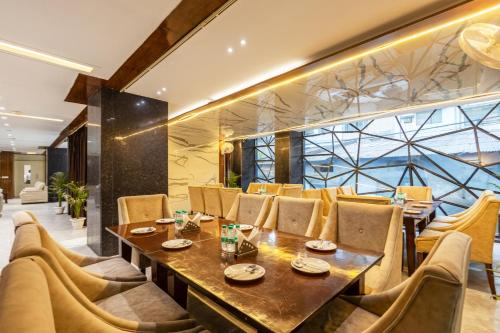 a dining room with a table and chairs at Hotel Premium Suites Near Delhi Airport in New Delhi