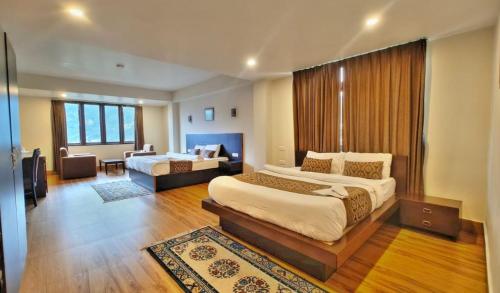 Ένα ή περισσότερα κρεβάτια σε δωμάτιο στο Bhumzang Hotel & Banquet