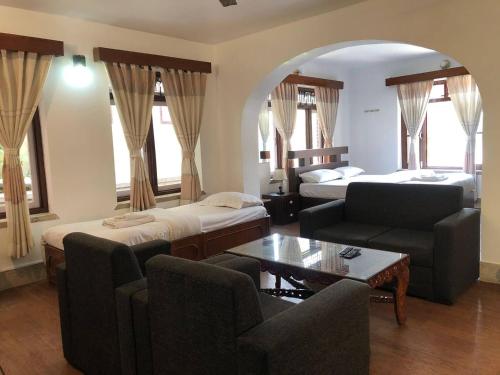 una camera d'albergo con due letti e un soggiorno di Thamel apartment Thamel 5 min walk 1BHK 3rd Floor a Thapathali