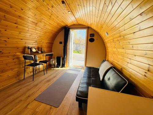 Posezení v ubytování Woodside Round Pod