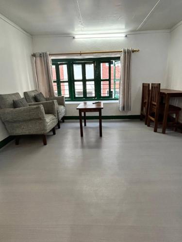 ThapathaliShiva Apartment, Traditional apartment in Thamel的客厅里有一张沙发和一张桌子。