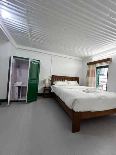 ThapathaliShiva Apartment, Traditional apartment in Thamel的一间卧室设有一张床和一个绿门