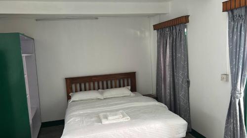 ein Bett in einem Schlafzimmer mit Vorhängen in der Unterkunft Buddha Apartment - Traditional house in Thamel in Thapathali