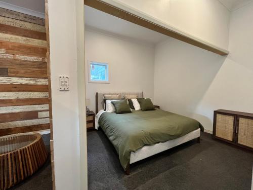 Ένα ή περισσότερα κρεβάτια σε δωμάτιο στο The Nook And Cranny Greytown