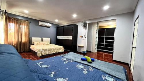 Ένα ή περισσότερα κρεβάτια σε δωμάτιο στο YB Guest House 4 Bilik 5 Katil