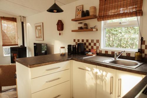 Kuchyň nebo kuchyňský kout v ubytování Boshuisje met kachel "Huisje van Loof" op de Veluwe