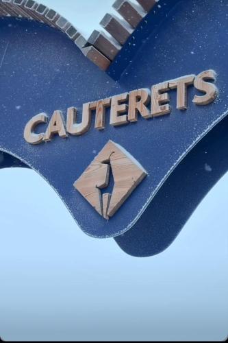 een embleem op een auto met de woorden autofabrikanten erop bij Résidence Le Georgina in Cauterets