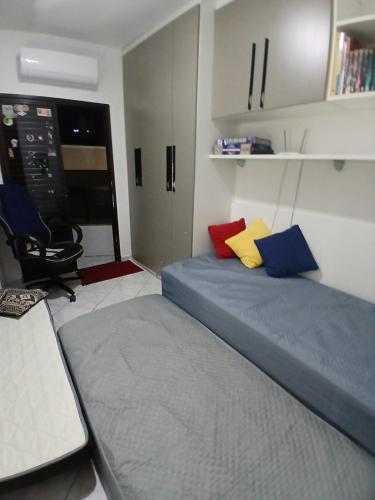 Ένα ή περισσότερα κρεβάτια σε δωμάτιο στο Beautiful ground floor apartment facing the beach with pool