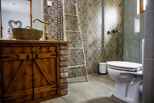 a bathroom with a sink and a toilet and a shower at Privát Szálláshely Dézsafürdővel-Kata Cottage in Szanda