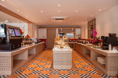 un salon de coiffure avec un buffet dans une pièce dans l'établissement The Lantern Resorts Patong, à Patong Beach