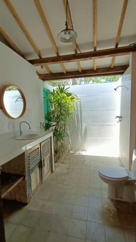 ギリ・アイルにあるSunset Side Gili Homeの洗面台とトイレ付きのバスルーム