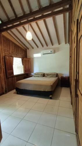 een slaapkamer met een bed in een kamer bij Sunset Side Gili Home in Gili Air