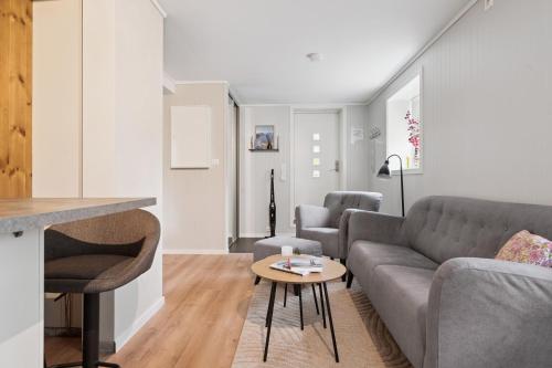 un soggiorno con un divano e un tavolo di Cozy apartment in Leknes Lofoten a Leknes
