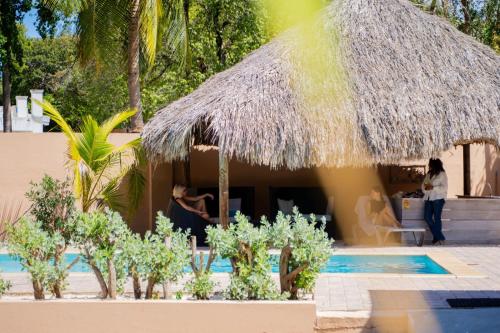 Oasis Haven Curacao内部或周边的泳池